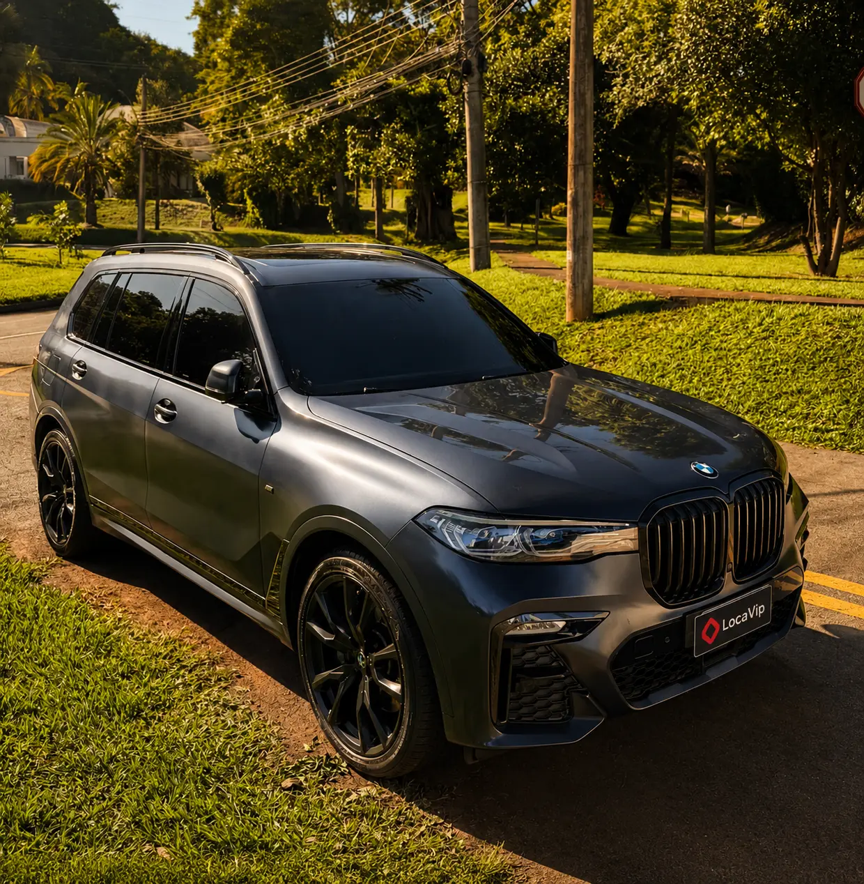BMW X7 grafite Loca Vip em ambiente arborizado